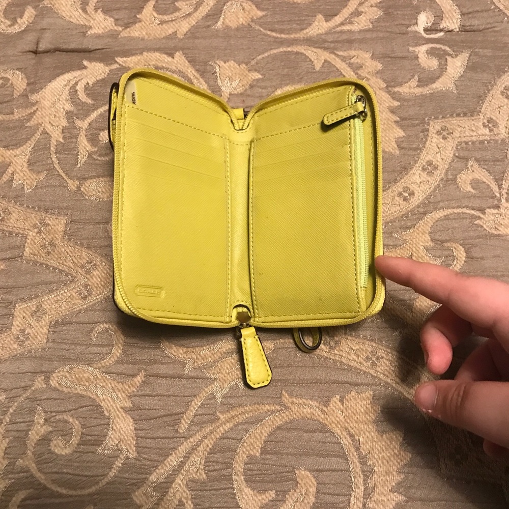 💯 Authentic Coach Wristlet-Like New